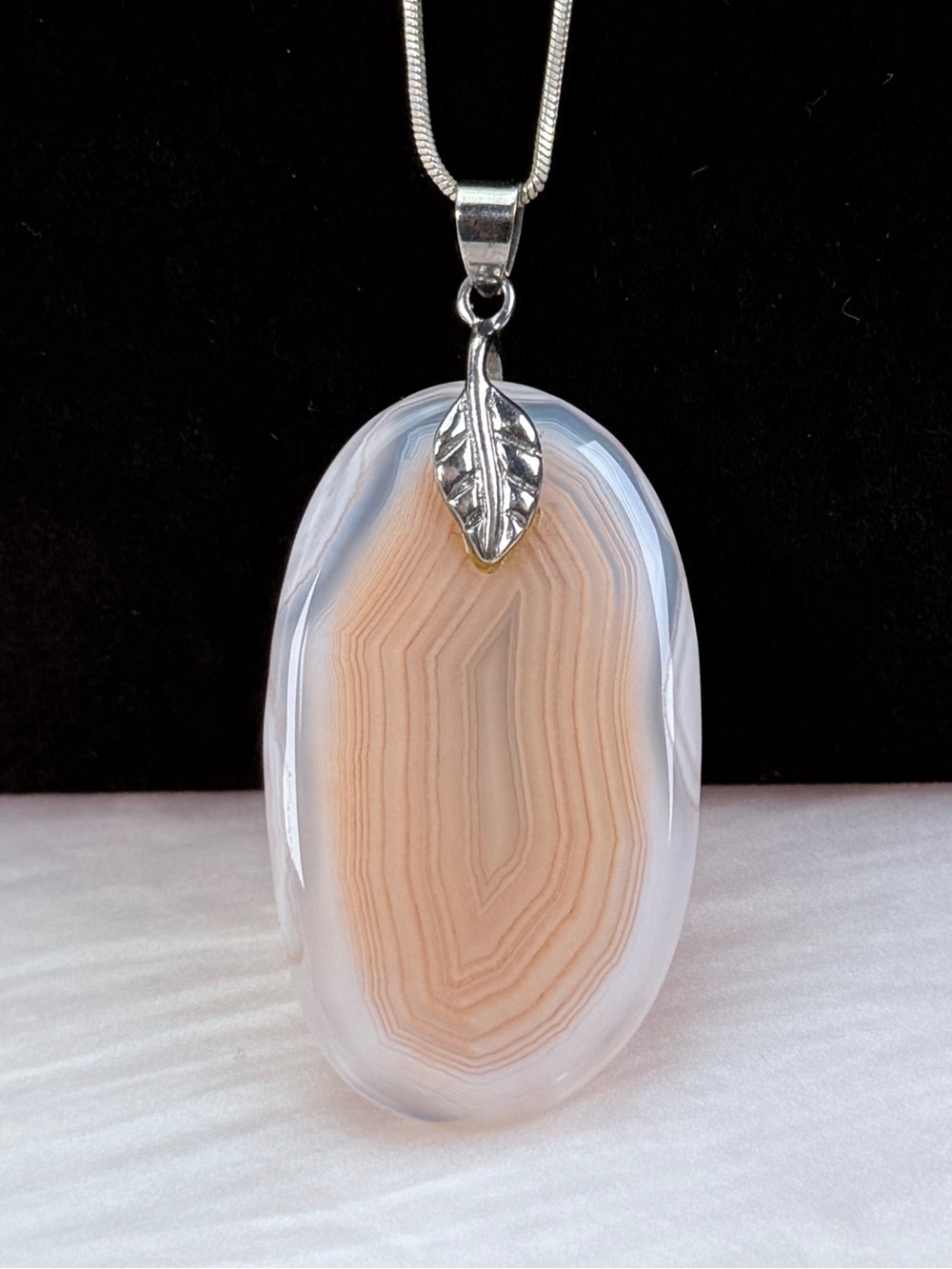 Beautiful vintage polished stone pendant, Silvertone neck necklace
